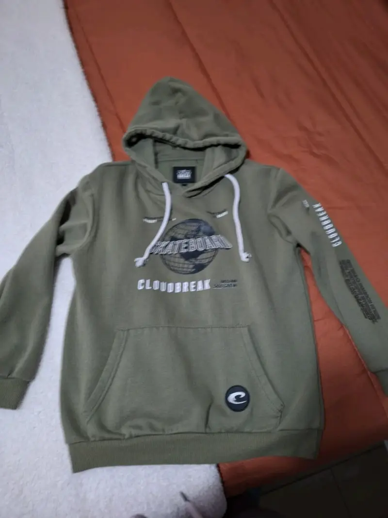 Polerón con capucha verde para skateboarding