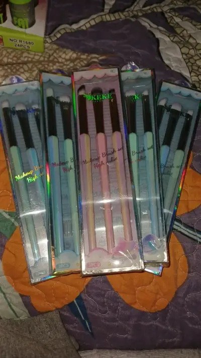 Set de brochas de maquillaje y delineadores - miniatura 1