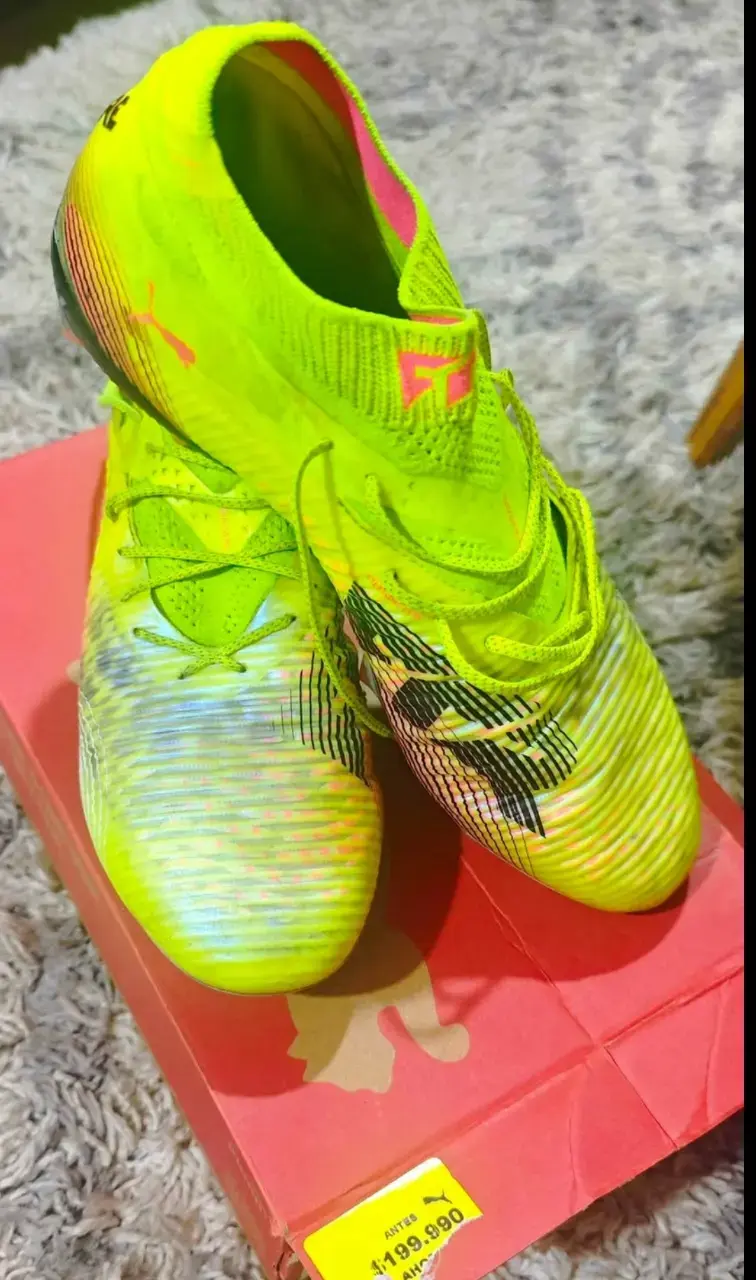 Zapatillas de fútbol Puma amarillas con diseño moderno