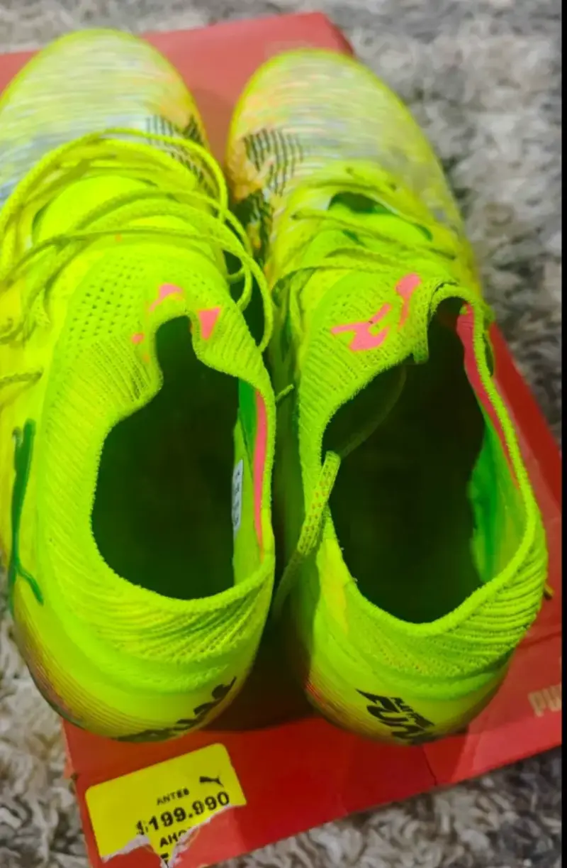 Zapatillas de fútbol Puma amarillas con diseño moderno - 2