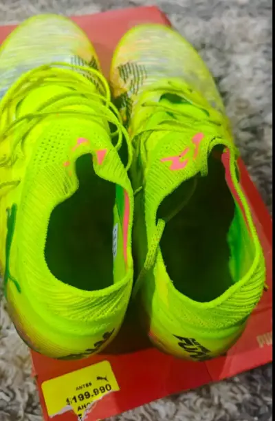 Zapatillas de fútbol Puma amarillas con diseño moderno - miniatura 2