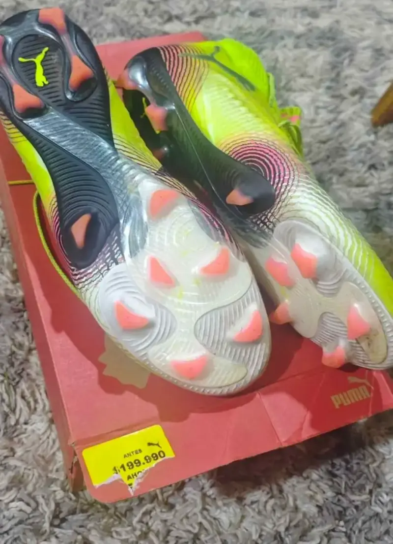 Zapatillas de fútbol Puma amarillas con diseño moderno - 3