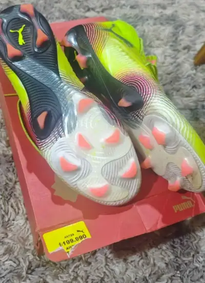 Zapatillas de fútbol Puma amarillas con diseño moderno - miniatura 3