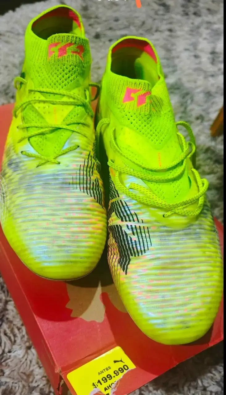 Zapatillas de fútbol Puma amarillas con diseño moderno - 4