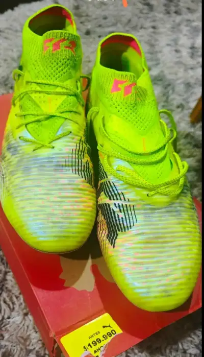 Zapatillas de fútbol Puma amarillas con diseño moderno - miniatura 4