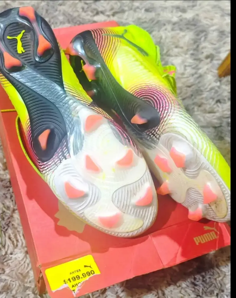 Zapatillas de fútbol Puma amarillas con diseño moderno - 5