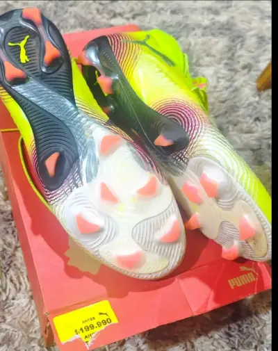 Zapatillas de fútbol Puma amarillas con diseño moderno - miniatura 5