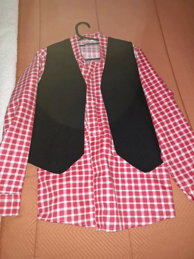Camisa a cuadros roja con chaleco negro