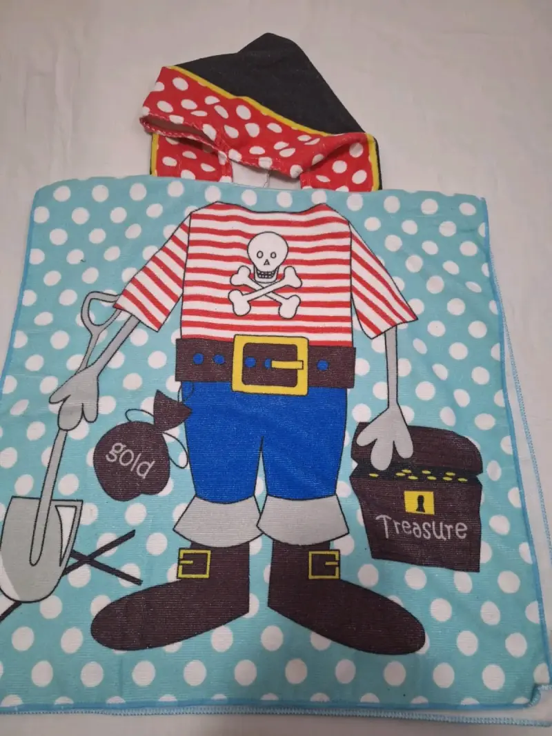 Toalla infantil con capucha diseño pirata