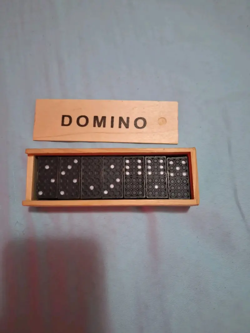 Juego de dominó clásico en caja de madera
