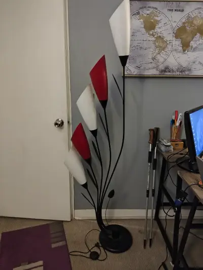 Lámpara de pie moderna con tulipas de colores - miniatura 1
