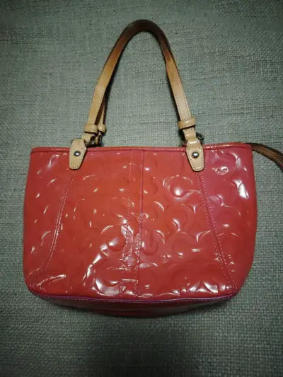 Carterita  de mano Coach rosada con diseño grabado - miniatura 2