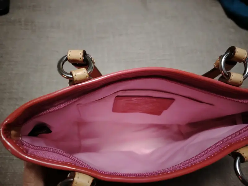 Carterita  de mano Coach rosada con diseño grabado - 3