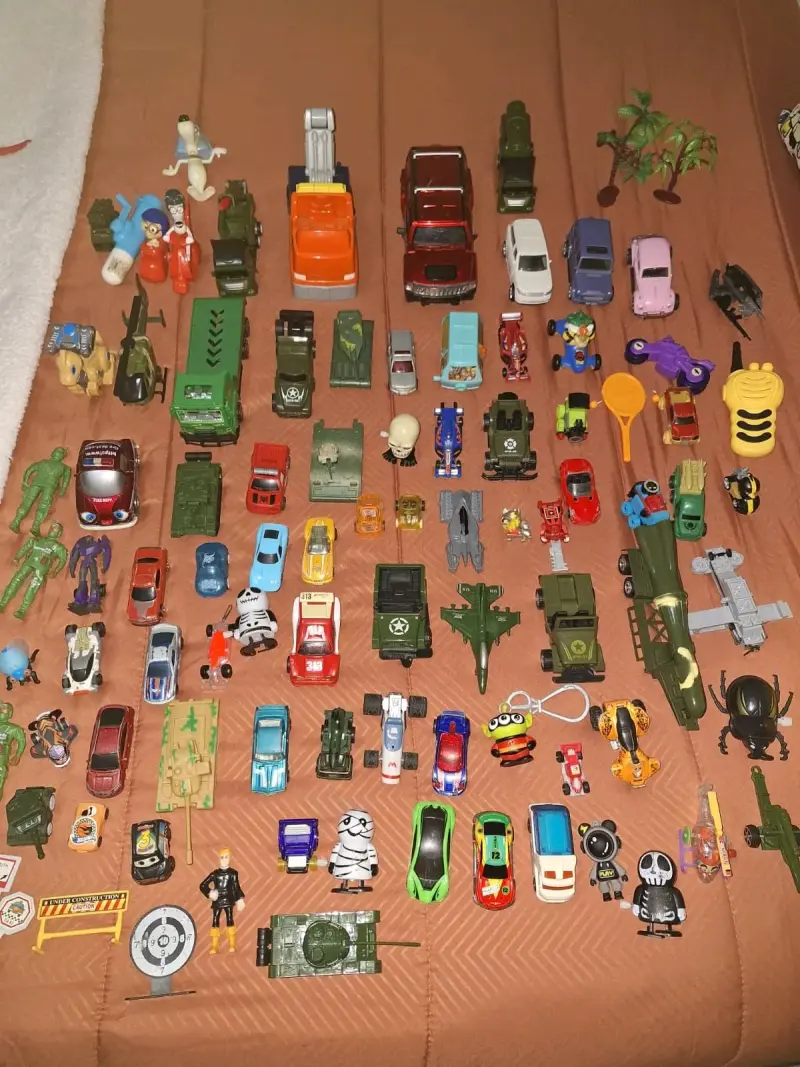 Lote de juguetes y cartas coleccionables para niños