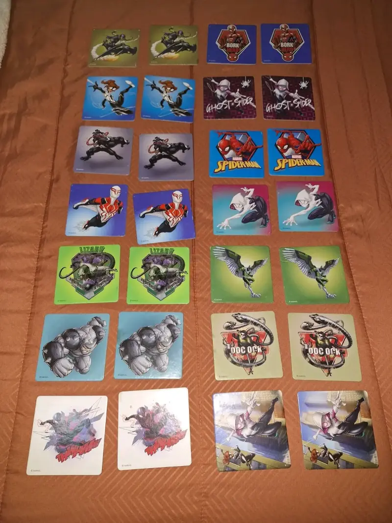 Lote de juguetes y cartas coleccionables para niños - 2