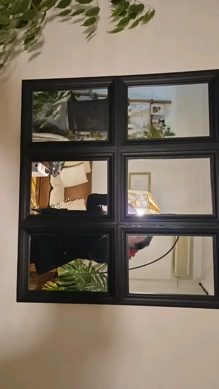 Espejo decorativo de pared con marco negro - 1