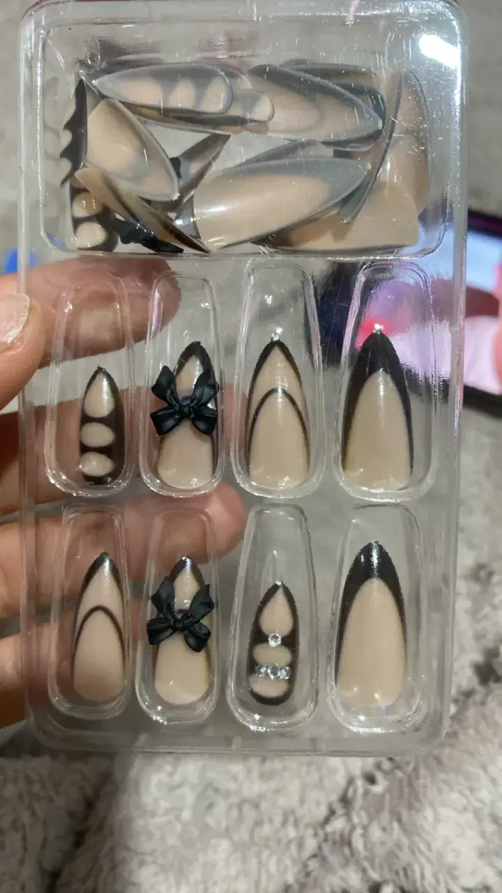Uñas postizas decoradas con lazo y piedras