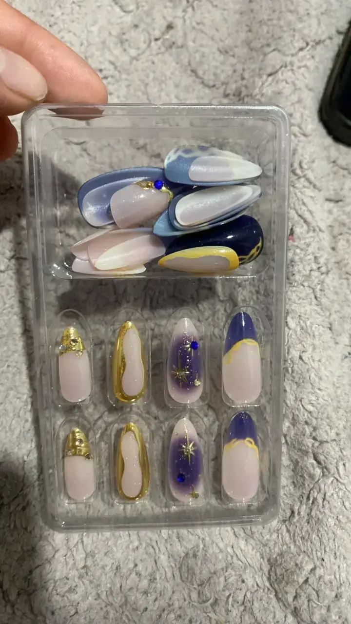 Uñas postizas decoradas con diseño artístico