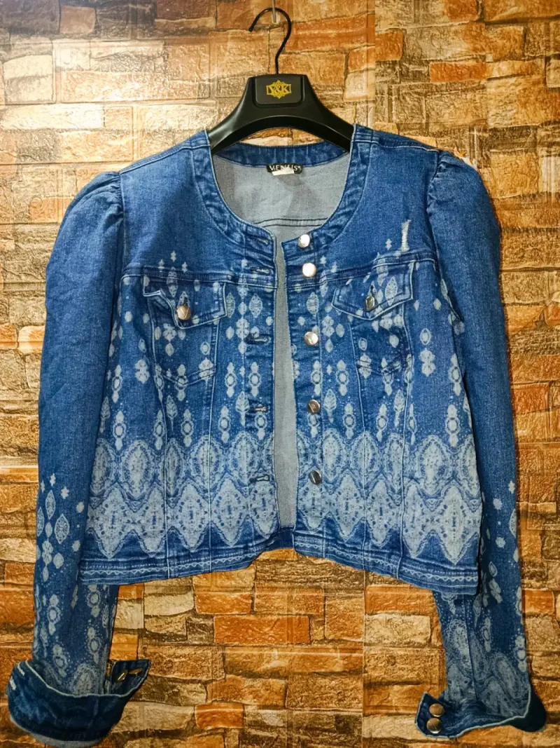 Chaqueta de mezclilla azul con diseño estampado
