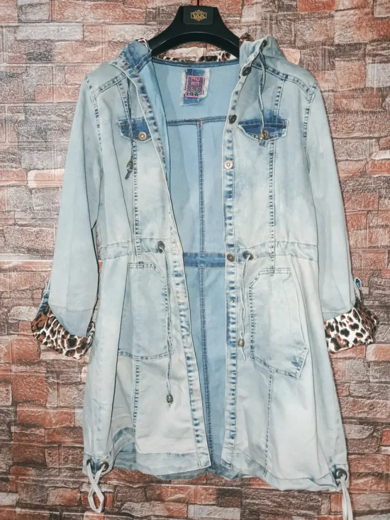 Parka de mezclilla con capucha y forro animal print