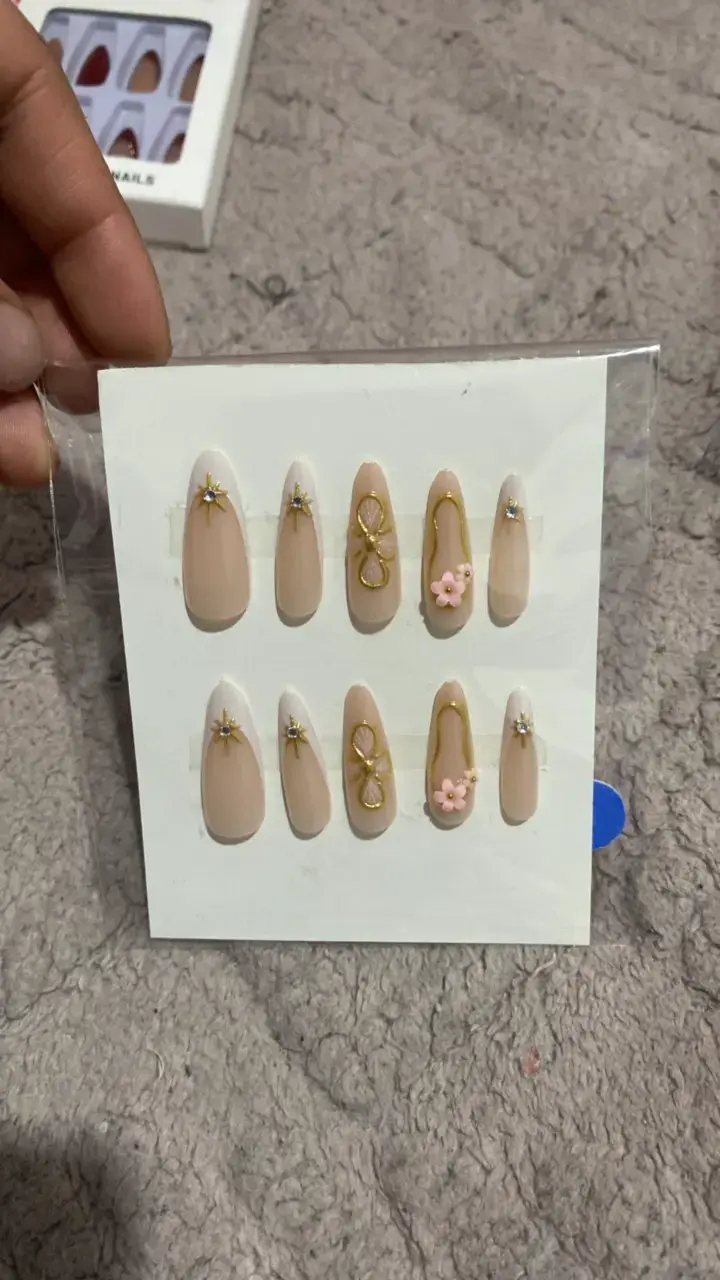 Uñas postizas decoradas con diseño floral