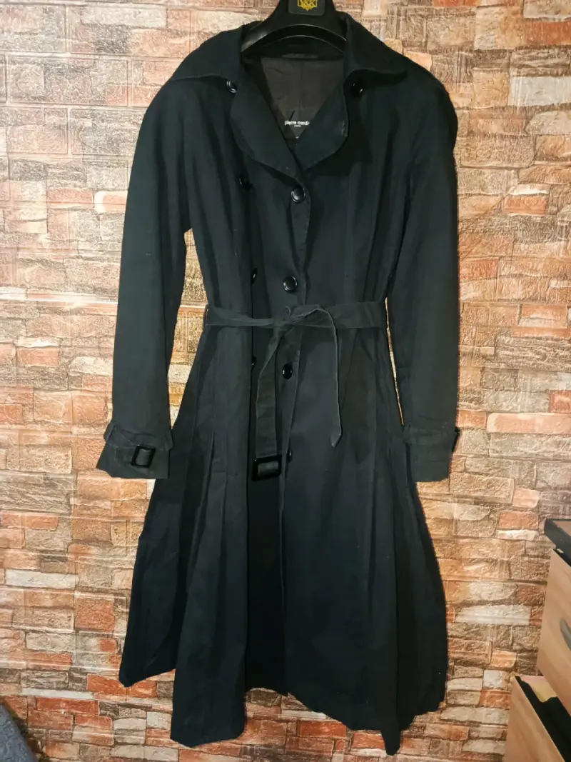 Abrigo negro largo Pierre Cardin para mujer