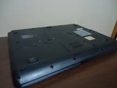 Laptop Toshiba (No probada) - miniatura 5
