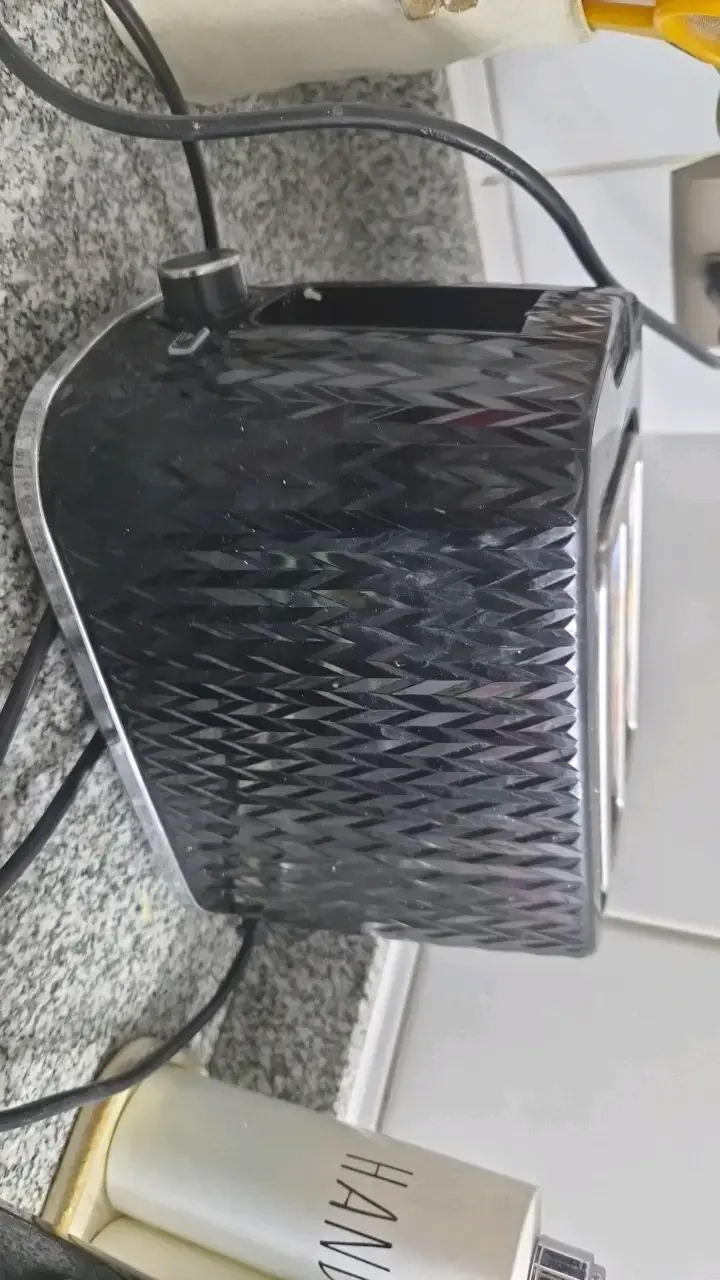 Tostadora eléctrica negra de diseño moderno