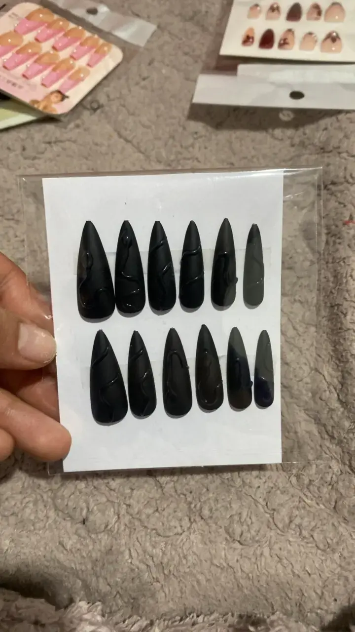 Uñas postizas negras largas estilo stiletto