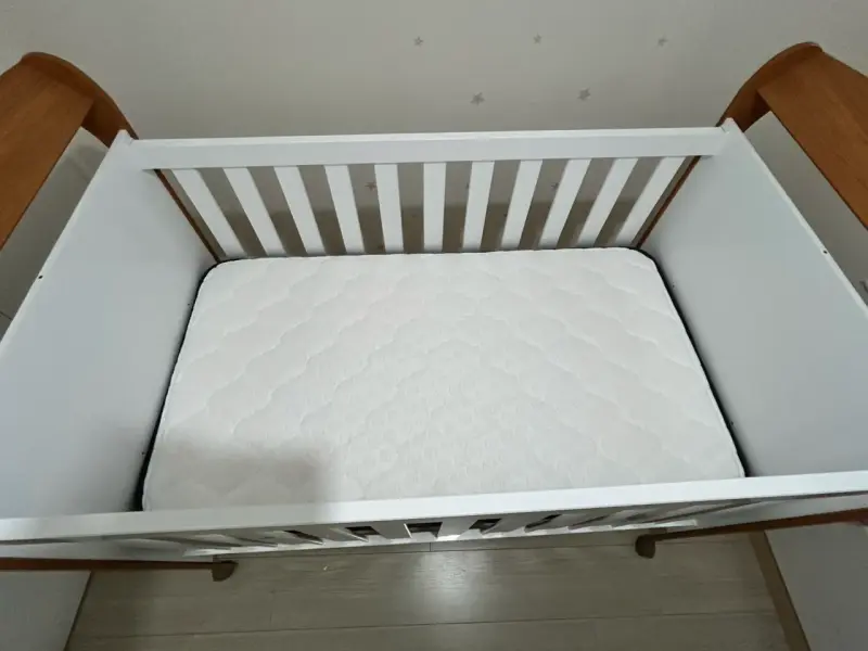 Cuna de madera blanca con colchón incluido - 1