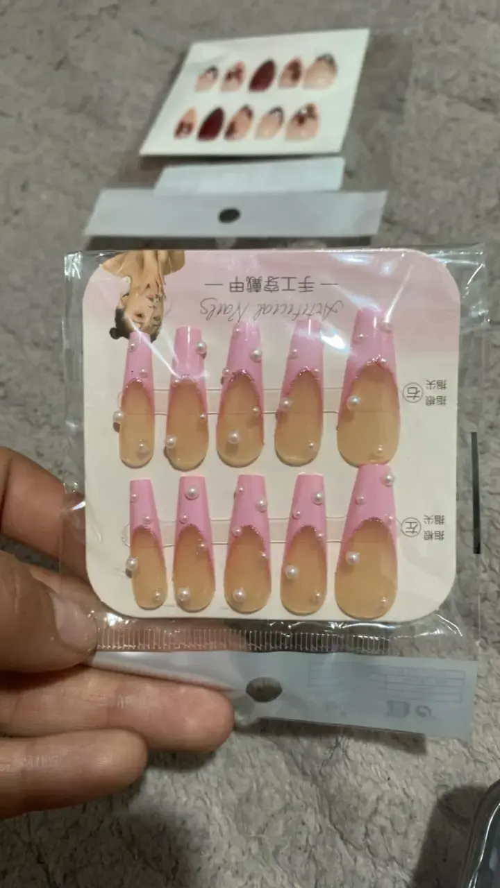 Uñas postizas acrílicas con perlas decorativas
