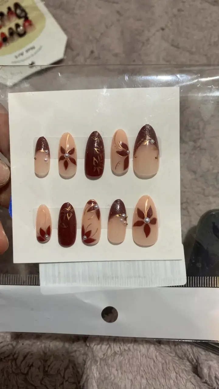 Set de uñas postizas decoradas