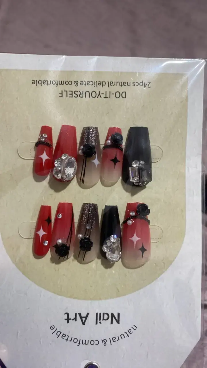 Uñas postizas decoradas con piedras y flores