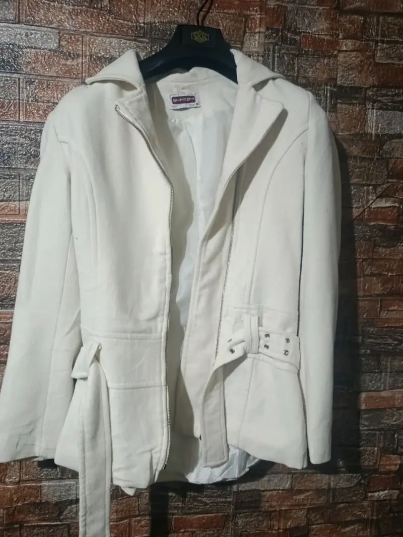 Chaqueta blanca de mujer con cinturón