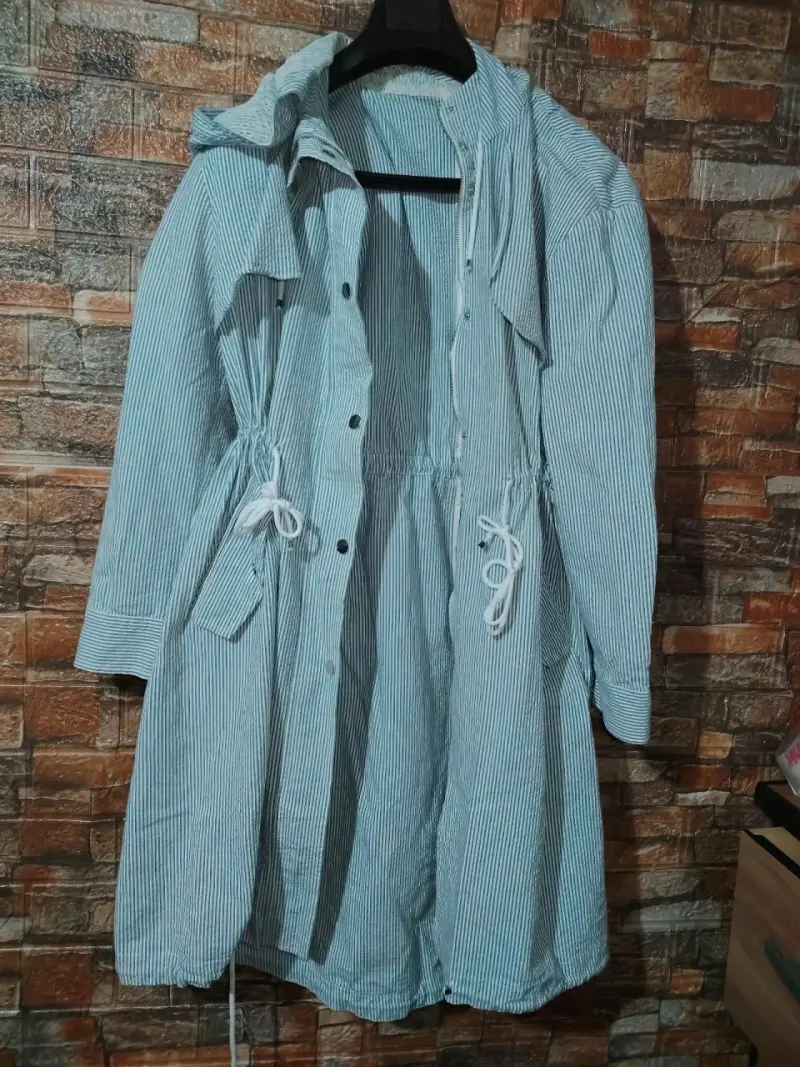 Abrigo de rayas azul con capucha