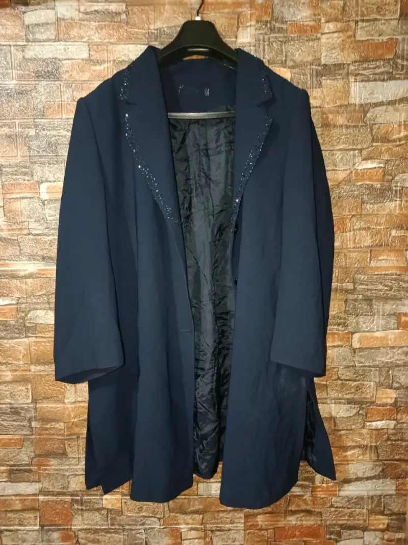 Abrigo azul marino con detalles brillantes