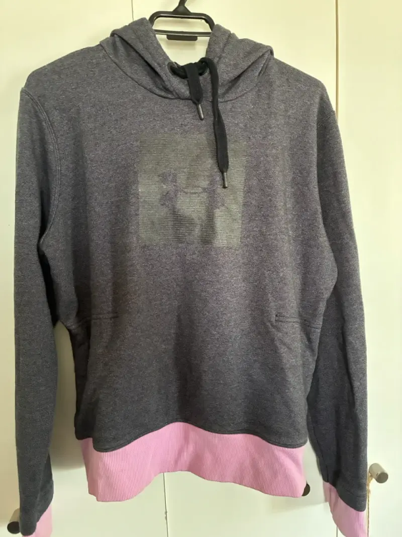 Polerón con capucha Under Armour gris y rosa - 1