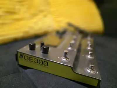 Pedalera de efectos Mooer GE300 mas bolso - miniatura 3