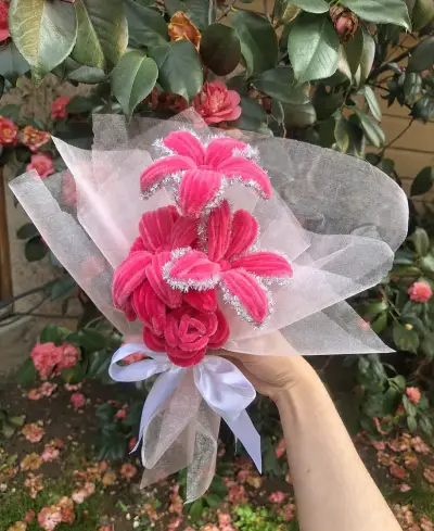 Ramo de flores eternas con lazo blanco - miniatura 1