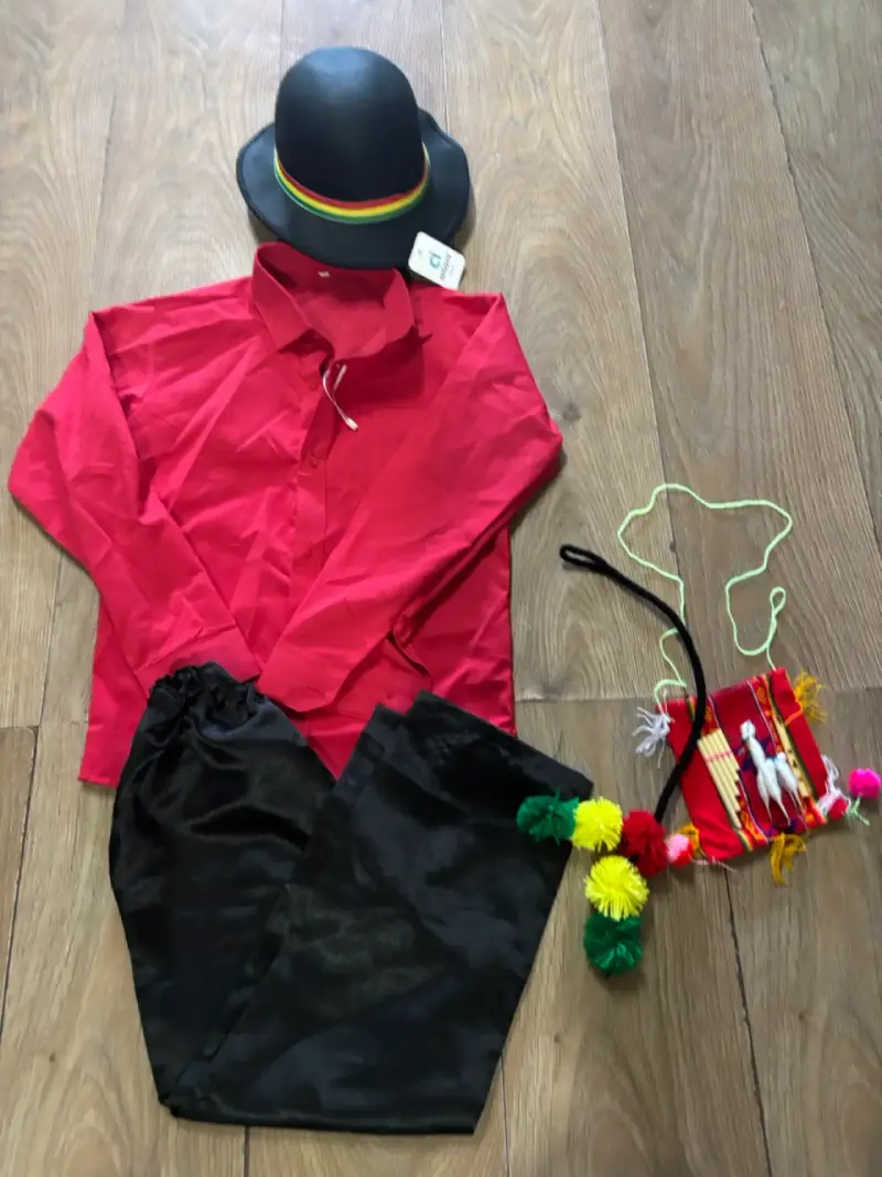 Disfraz de baile tradicional con sombrero y accesorios
