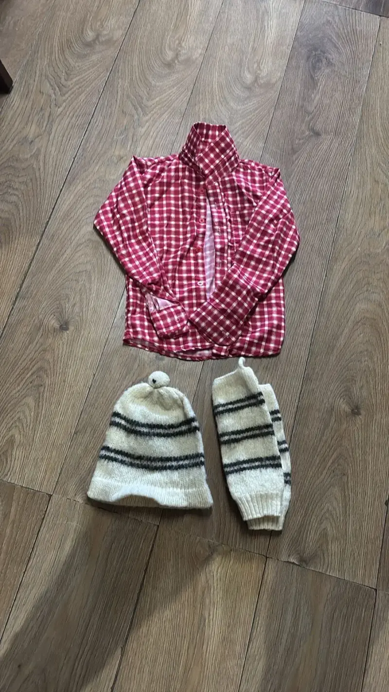 Camisa a cuadros roja para niño con gorro y bufanda