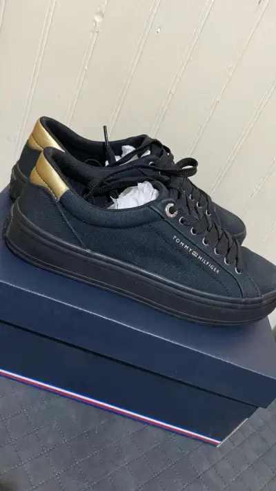 Zapatillas negras Tommy Hilfiger con detalles dorados - miniatura 1