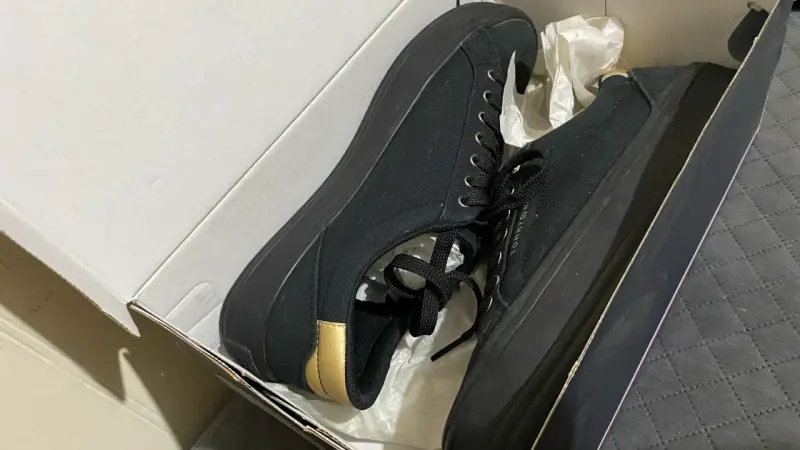 Zapatillas negras Tommy Hilfiger con detalles dorados - 2