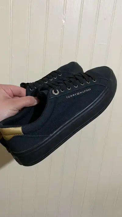 Zapatillas negras Tommy Hilfiger con detalles dorados - miniatura 3
