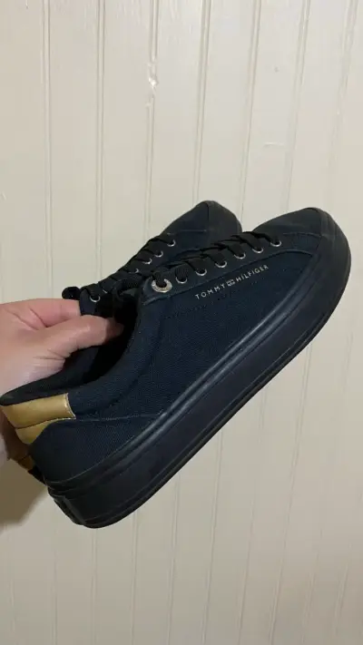 Zapatillas negras Tommy Hilfiger con detalles dorados - miniatura 4