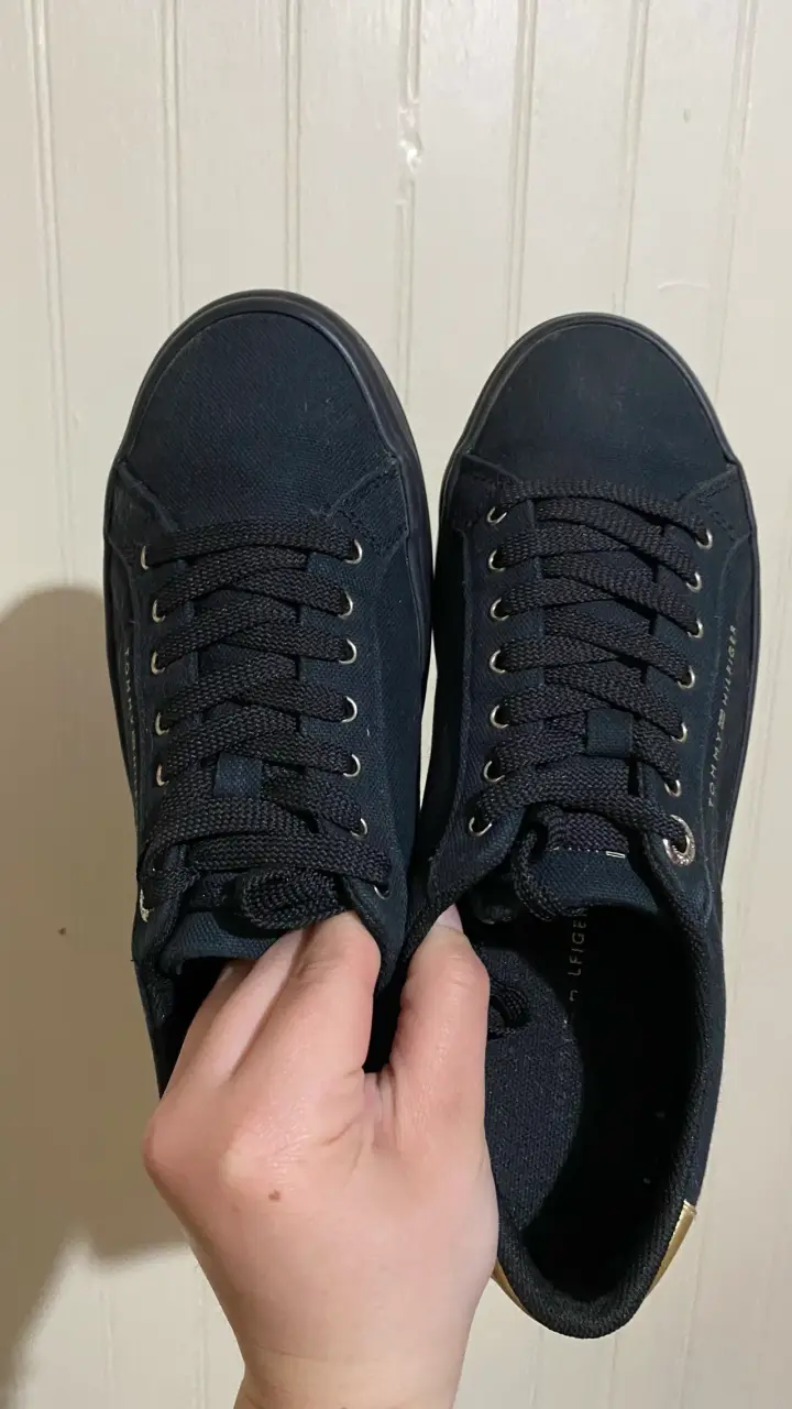Zapatillas negras Tommy Hilfiger con detalles dorados - 5