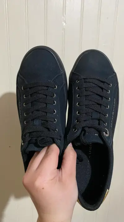 Zapatillas negras Tommy Hilfiger con detalles dorados - miniatura 5