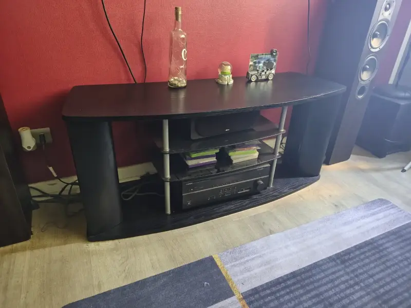 Mueble de TV negro con estantes
