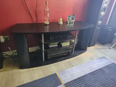 Mueble de TV negro con estantes - miniatura 2