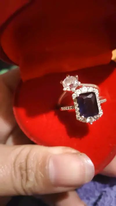 Anillo de plata con piedra azul y circonitas - miniatura 1